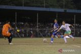 Pemain Putra Kuta Blang FC duel dengan pemain Himpi Aceh FC dalam laga final HIPMI Aceh Cup 2023 di Stadion H Dimurthala, Banda Aceh, Jumat (23/6/2023). ANTARA/Khalis Surry