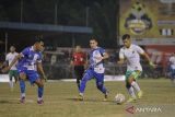 Pemain Hipmi Aceh FC menggiring bola melewati pemain Putra Kuta Blang FC dalam laga final HIPMI Aceh Cup 2023 di Stadion H Dimurthala, Banda Aceh, Jumat (23/6/2023).