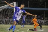 Putra Kuta Blang FC Juara Tarkam Hipmi Aceh. Pemain Putra Kuta Blang FC Syahrul Akbar (kiri) melakukan selebarasi usai mencetak gol ke gawang Himpi Aceh FC dalam laga final HIPMI Aceh Cup 2023 di Stadion H Dimurthala, Banda Aceh, Jumat (23/6/2023).