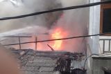 Arus pendek sebabkan tiga unit rumah terbakar di Jakarta