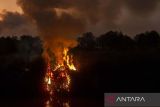 Api membakar hutan dan lahan di Kecamatan Landasan Ulin, Banjarbaru, Kalimantan Selatan, Sabtu (24/6/2023). Berdasarkan data sementara Pusat Pengendalian Operasi Penanggulangan Bencana (Pusdalops-PB) Badan Penanggulangan Bencana Daerah (BPBD) Provinsi Kalimantan Selatan luas kebakaran hutan dan lahan (karhutla) di Kalimantan Selatan mencapai 132 hektare dan terus meluas dengan jumlah titik panas mencapai 2.100 titik. ANTARA FOTO/Bayu Pratama S/aww.