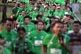 Sejumlah pelari mengikuti Milo Aktiv Indonesia Race 2023 di Kebun Raya Bogor, Jawa Barat, Minggu (25/6/2023). Lomba yang diikuti 3500 pelari tersebut terbagi menjadi dua kategori yaitu 5K dan Family Run 2,5 K serta kali pertama diselenggarakan di Kebun Raya Bogor sebagai bentuk dukungan dalam menyambut Hari Olahraga Nasional 2023. ANTARA FOTO/Arif Firmansyah/pras.
