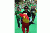 Pelari menggunakan kostum ayam saat mengikuti Milo Aktiv Indonesia Race 2023 di Kebun Raya Bogor, Jawa Barat, Minggu (25/6/2023). Lomba yang diikuti 3500 pelari tersebut terbagi menjadi dua kategori yaitu 5K dan Family Run 2,5 K serta kali pertama diselenggarakan di Kebun Raya Bogor sebagai bentuk dukungan dalam menyambut Hari Olahraga Nasional 2023. ANTARA FOTO/Arif Firmansyah/pras.
