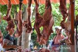 Pengunjung berbelanja daging sapi yang dijual pedagang di pasar tradisional Beurawe, Kota Banda Aceh, Aceh, Minggu (25/6/2023).  Menurut pedagang, menjelang perayaan tradisi 'meugang' atau hari memotong ternak menyambut Idul Adha 1444 H di daerah itu, harga penawaran daging sapi masih normal Rp150.000 per kilogram dan diprediksi pada  H-2 dan H-1 lebaran Idul Adha harga daging  akan naik kisaran Rp160.000 hingga Rp170.000 per kilogram. ANTARA FOTO/Ampelsa.