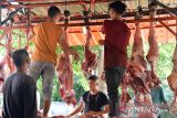 Pedagang menata daging sapi saat berjualan di pasar tradisional Beurawe, Kota Banda Aceh, Aceh, Minggu (25/6/2023).  Menurut pedagang, menjelang perayaan tradisi 'meugang' atau hari memotong ternak menyambut Idul Adha 1444 H di daerah itu, harga penawaran daging sapi masih normal Rp150.000 per kilogram dan diprediksi pada  H-2 dan H-1 lebaran Idul Adha harga daging  akan naik kisaran Rp160.000 hingga Rp170.000 per kilogram. ANTARA FOTO/Ampelsa.
