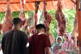 Pengunjung berbelanja daging sapi yang dijual pedagang di pasar tradisional Beurawe, Kota Banda Aceh, Aceh, Minggu (25/6/2023).  Menurut pedagang, menjelang perayaan tradisi 'meugang' atau hari memotong ternak menyambut Idul Adha 1444 H di daerah itu, harga penawaran daging sapi masih normal Rp150.000 per kilogram dan diprediksi pada  H-2 dan H-1 lebaran Idul Adha harga daging  akan naik kisaran Rp160.000 hingga Rp170.000 per kilogram. ANTARA FOTO/Ampelsa.