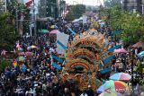 Peserta mengikuti karnaval Madiun Carnival-Harmony Budaya Nusantara di Kota Madiun, Jawa Timur, Sabtu (24/6/2023). Karnaval dalam rangka peringatan Hari Jadi ke-105 Kota Madiun tersebut diikuti ribuan orang peserta yang tergabung dalam 67 kelompok dari instansi pemerintah, BUMN, BUMD, perusahaan swasta, perguruan tinggi dan sekolah. ANTARA Jatim/Siswowidodo