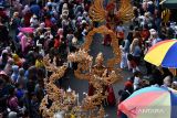  Peserta mengikuti karnaval Madiun Carnival-Harmony Budaya Nusantara di Kota Madiun, Jawa Timur, Sabtu (24/6/2023). Karnaval dalam rangka peringatan Hari Jadi ke-105 Kota Madiun tersebut diikuti ribuan orang peserta yang tergabung dalam 67 kelompok dari instansi pemerintah, BUMN, BUMD, perusahaan swasta, perguruan tinggi dan sekolah. ANTARA Jatim/Siswowidodo