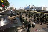 Sejumlah personel TNI Angkatan Laut mengikuti apel gelar pasukan Latihan Armada Jaya XLI di Koarmada II, Surabaya, Jawa Timur, Selasa (27/6/2023). Latihan Armada Jaya XLI TA 2023 yang melibatkan 1.916 personel pada tahap Geladi Posko dan 5.900 personel pada tahap Manuver Lapangan itu dilaksanakan dengan tujuan untuk meningkatkan kemampuan unsur pimpinan-staf komando gabungan TNI dan komando tugas gabungan dalam melaksanakan Proses Pengambilan Keputusan Militer (PPKM) pada pelaksanaan operasi gabungan TNI, meningkatkan profesionalisme prajurit TNI AL dan kesiapan operasional serta keterpaduan komponen SSAT  dan menguji doktrin operasi gabungan TNI. ANTARA Jatim/Didik Suhartono/zk 