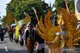 Sejumlah orang mengirab tumpeng saat digelar festival budaya di Mojorejo, Kebonsari, Kabupaten Madiun, Jawa Timur, Senin (26/6/2023). Kegiatan tersebut untuk menggali dan melestarikan budaya Jawa. ANTARA Jatim/Siswowidodo/ZK 