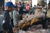 Calon pembeli memilih ayam potong yang dijual pedagang di Pasar Al Mahirah, Banda Aceh, Aceh, Selasa (27/6/2023). Menyambut perayaan tradisi 'Meugang