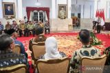 Presiden Joko Widodo (kanan) memberikan arahan saat penyampaian Laporan Hasil Pemeriksaan atas Laporan Keuangan Pemerintah Pusat (LHP LKPP) tahun 2022 di Istana Negara, Jakarta, Senin (26/6/2023). Badan Pemeriksa Keuangan (BPK) memberikan opini wajar tanpa pengecualian (WTP) atas LKPP tahun 2022. ANTARA FOTO/Hafidz Mubarak A/aww.