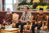 Presiden Joko Widodo (tengah) dan Wakil Presiden Ma'ruf Amin (kanan) bersama Ketua Badan Pemeriksa Keuangan (BPK) Isma Yatun (kiri) menghadiri penyampaian Laporan Hasil Pemeriksaan atas Laporan Keuangan Pemerintah Pusat (LHP LKPP) tahun 2022 di Istana Negara, Jakarta, Senin (26/6/2023). BPK memberikan opini wajar tanpa pengecualian (WTP) atas LKPP tahun 2022. ANTARA FOTO/Hafidz Mubarak A/aww.