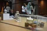 Wisatawan asal Malaysia menyaksikan sejumlah koleksi benda bersejarah saat berlangsung pameran temporer di Museum Aceh, Selasa (27/6/2023). Museum Aceh yang didirikan tanggal  31 Juli 1915  dan memiliki sekitar 5.350 koleksi benda bersejarah itu menggelar pameran temporer berupa  cangkir,  mangkok, guci dan piring yang semuanya berbahan porselin peninggalan masa dinasti Ming, Cina tahun 1368-1644 M dan  Eropa abad 19 M. ANTARA FOTO/Ampelsa.