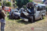 Elf tabrak truk di tol, tiga penumpang meninggal  dan 10 luka-luka