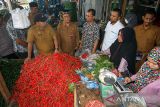 Satgas gabungan dalam Tim Pengendalian Inflasi Daerah (TPID) mengecek harga dan kualitas daging sapi saat sidak pasar tradisional di Kota Lhokseumawe, Aceh, Selasa (27/6/2023). Tim TPID terdiri dari Disperindag, Bulog, Bank Indonesia, TNI dan Polri memantau sejumlah pasar dan menemukan adanya kenaikan harga sejumlah bahan pokok dan daging sapi dari 15 persen hingga 30 persen menjelang perayaan tradisi Meugang dan Hari Raya Idul Adha 1444H. ANTARA/Rahmad