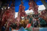 Satgas gabungan dalam Tim Pengendalian Inflasi Daerah (TPID) mengecek harga dan kualitas daging sapi saat sidak pasar tradisional di Kota Lhokseumawe, Aceh, Selasa (27/6/2023). Tim TPID terdiri dari Disperindag, Bulog, Bank Indonesia, TNI dan Polri memantau sejumlah pasar dan menemukan adanya kenaikan harga sejumlah bahan pokok dan daging sapi dari 15 persen hingga 30 persen menjelang perayaan tradisi Meugang dan Hari Raya Idul Adha 1444H. ANTARA/Rahmad