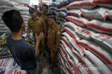 Satgas gabungan dalam Tim Pengendalian Inflasi Daerah (TPID) mengecek harga dan kualitas daging sapi saat sidak pasar tradisional di Kota Lhokseumawe, Aceh, Selasa (27/6/2023). Tim TPID terdiri dari Disperindag, Bulog, Bank Indonesia, TNI dan Polri memantau sejumlah pasar dan menemukan adanya kenaikan harga sejumlah bahan pokok dan daging sapi dari 15 persen hingga 30 persen menjelang perayaan tradisi Meugang dan Hari Raya Idul Adha 1444H. ANTARA/Rahmad