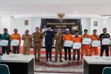 Walikota Fadly Amran serahkan bonus Piala Adipura ke 15 kepada 233 petugas kebersihan