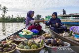 Pedagang berinteraksi di kawasan situs Geopark Meratus wisata Pasar Terapung Lok Baintan, Kabupaten Banjar, Kalimantan Selatan, Rabu (28/6/2023). Pasar terapung Lok Baintan masuk menjadi salah satu situs Geopark Meratus yang menawarkan budaya kearifan lokal masyarakat banjar serta di ajukan ke Unesco Global Geopark (UGGp). ANTARA/Bayu Pratama S.