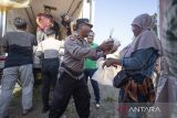 Anggota kepolisian melayani pembeli saat bazar murah ayam potong di Mapolres Indramayu, Jawa Barat, Rabu (28/6/2023). Dalam rangka HUT Bhayangkara, Polres Indramayu menggelar bazar murah ayam potong dengan menyediakan 2 ton ayam potong dan dijual seharga Rp35.000 per kilogram. ANTARA FOTO/Dedhez Anggara/agr