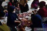 Sejumlah orang memotong daging hewan kurban setelah penyembelihan di lingkungan Masjid Darul Ma'wah Kota Madiun, Jawa Timur, Kamis (29/6/2023). Daging kurban itu selanjutnya dibagikan kepada warga yang berhak menerima di sekitar lingkungan masjid tesebut. ANTARA Jatim/Siswowidodo/Zk