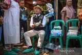 Gubernur Jawa Barat Ridwan Kamil mengenakan sarung tangan saat meninjau penjualan hewan kurban di Regol, Bandung, Jawa Barat, Rabu (28/6/2023). Kegiatan itu untuk memastikan kesehatan hewan kurban sekaligus angka kecukupannya di Jawa Barat yang mencapai 260 ribu ekor dapat terpenuhi. ANTARA FOTO/Raisan Al Farisi/agr
