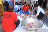 Sejumlah warga binaan pemasyarakatan (WBP) memotong daging kurban saat merayakan Idhul Adha di Rumah Tahanan (Rutan) Kelas II B Situbondo, Jawa Timur, Kamis (29//6/2023). Pihak Rutan menyembelih 12 ekor kambing, dan membuat 3.000 tusuk sate, serta aneka menu yang kemudian dibagikan ke 371 WBP. ANTARA Jatim/Seno/Zk