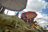 Pedagang musiman menganyam kulit ketupat di pasar minggu modern Kota Bengkulu, Provinsi Bengkulu, Selasa (27/6/2023). Menjelang Hari Raya Idul Adha 1444 H, kulit ketupat mulai banyak dibeli warga dengan harga mulai dari Rp10 ribu hingga Rp15 ribu untuk melengkapi menu masakan khas Lebaran. ANTARA FOTO/Muhammad Izfaldi/nym.