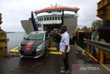 Petugas mengatur kendaraan roda empat yang keluar dari kapal penyeberangan Angkutan Sungai, Danau dan Penyeberangan (ASDP) di pelabuhan Ulee Lheu, Banda Aceh, Aceh, Jumat (30/6/2023). Dinas perhubungan bersama PT ASPDP (persero) menambah trip pelayaran dari tiga menjadi empat trip per hari dari pelabuhan Ulee Lheu ke Balohan, Sabang dan sebaliknya akibat meningkatnya kendaraan serta penumpang yang didominasi wisatawan domestik pada libur lebaran Idul Adha 1444 Hijriah. ANTARA FOTO/Irwansyah Putra.Antara foto (Antara foto)