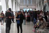 Calon penumpang antre membeli tiket dan petugas mengatur kendaraan roda empat yang akan menyeberang dengan kapal ferry Angkutan Sungai, Danau dan Penyeberangan (ASDP) menuju Pulau Weh (Sabang) di pelabuhan Ulee Lheu, Banda Aceh, Aceh, Jumat (30/6/2023). Dinas perhubungan bersama PT ASDP (persero) menambah trip pelayaran dari tiga menjadi empat trip per hari dari pelabuhan Ulee Lheu ke Balohan, Sabang dan sebaliknya akibat meningkatnya kendaraan serta penumpang yang didominasi wisatawan domestik pada libur lebaran Idul Adha 1444 Hijriah. ANTARA/Irwansyah PutraAntara foto (Antara foto)