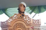Khatib ustadz Muhammad Suryadi, alumnus Pondok Modern Gontor, saat menyampaikan khutbah bertema 