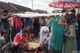 Umat Islam menyembelih hewan kurban domba milik warga yang diserahkan kepada panitia kurban Desa Krueng Batee, Aceh Barat Daya, Aceh, Jumat (30/6/2023). ANTARA/Khalis Surry