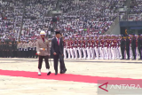 Presiden Jokowi jalan kaki periksa pasukan agar rumput Stadion GBK tidak rusak