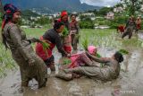Petani bermain dengan lumpur saat perayaan Hari Padi Nasional atau Asar Pandra yang menandai permulaan musim tanam seiring datangnya musim hujan di Kathmandu, Nepal, Jumat (30/6/2023). ANTARA FOTO/REUTERS/Monika Malla/foc. 