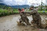 Petani bermain dengan lumpur saat perayaan Hari Padi Nasional atau Asar Pandra yang menandai permulaan musim tanam seiring datangnya musim hujan di Kathmandu, Nepal, Jumat (30/6/2023). ANTARA FOTO/REUTERS/Monika Malla/foc. 