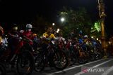  Sejumlah peserta bersiap mengikjuti bersepeda bersama saat mengikuti Madiun Night Cycling di Kota Madiun, Jawa Timur, Sabtu (1/7/2023). Kegiatan bersepeda bersama pada malam hari dalam rangka memperingati Hari Jadi ke-105 Kota Madiun tersebut diikuti ratusan peserta dari Madiun dan daerah sekitarnya. ANTARA Jatim/Siswowidodo/zk