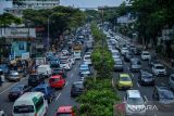 Kendaraan terjebak kemacetan di Jalan Pasteur, Bandung, Jawa Barat, Sabtu (1/7/2023). Pada libur panjang Idul Adha 2023, PT Jasa Marga mencatat hingga Sabtu (1/7) pukul 09.00 pagi, sebanyak 2.410 kendaraan masuk ke Kota Bandung melalui Gerbang Tol Pasteur yang didominasi oleh plat nomor kendaraan dari luar Bandung. ANTARA FOTO/Raisan Al Farisi/agr