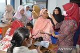 Petugas kesehatan melayani pengobatan gratis kepada warga saat berlangsung bakti sosial Kapal Rumah Sakit Terapung Laksamana Malahayati  di Pelabuhan Malahayati, kabupaten Aceh Besar, Aceh, Sabtu,  (1/7/2023). Bakti sosial  yang digelar pengurus Partai Demokrasi Indonesia Perjuangan (PDIP) dan  berlangsung hingga tanggal 3 Juli 2023 di Aceh tersebut, selain memberikan pelayanan kesehatan gratis kepada masyarakat, juga bantuan paket sosial , kursi roda untuk penyandang disabilitas  dan ziarah ke Makam Laksamana Malahayati. ANTARA FOTO/Ampelsa.