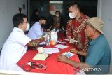 Petugas kesehatan melayani pengobatan gratis kepada warga saat berlangsung bakti sosial Kapal Rumah Sakit Terapung Laksamana Malahayati  di Pelabuhan Malahayati, kabupaten Aceh Besar, Aceh, Sabtu,  (1/7/2023). Bakti sosial  yang digelar pengurus Partai Demokrasi Indonesia Perjuangan (PDIP) dan  berlangsung hingga tanggal 3 Juli 2023 di Aceh tersebut, selain memberikan pelayanan kesehatan gratis kepada masyarakat, juga bantuan paket sosial , kursi roda untuk penyandang disabilitas  dan ziarah ke Makam Laksamana Malahayati. ANTARA FOTO/Ampelsa.
