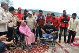 Kader Parta Demokrasi Indonesia Perjuangan (PDIP) membantu mendorong  kursi roda penyandang disabilitas seusai penyerahan secara simbolis saat berlangsung kegiatan pengobatan gratis bakti sosial Kapal Rumah Sakit Terapung Laksamana Malahayati  di Pelabuhan Malahayati, kabupaten Aceh Besar, Aceh, Sabtu,  (1/7)2023). Bakti sosial  yang digelar pengurus Partai Demokrasi Indonesia Perjuangan (PDIP) dan  berlangsung hingga tanggal 3 Juli 2023 di Aceh tersebut, selain memberikan pelayanan kesehatan gratis kepada masyarakat, juga bantuan paket sosial , kursi roda untuk penyandang disabilitas  dan ziarah ke Makam Laksamana Malahayati. ANTARA FOTO/Ampelsa.