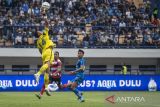 Penjaga gawang Persib Bandung Teja Paku Alam (kiri) berusaha menepis bola saat pertandingan melawan Madura United pada BRI Liga 1 di Stadion Gelora Bandung Lautan Api, Bandung, Jawa Barat, Minggu (2/7/2023). Pertandingan tersebut berakhir imbang dengan skor 1-1. ANTARA FOTO/M Agung Rajasa/agr