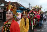  Warga mengarak pengantin keliling kampung di Lemahbang Kulon, Banyuwangi, Jawa Timur, Sabtu (1/7/2023). Mengarak pengantin keliling kampung menggunakan kereta kencana diiringi kesenian musik terbang kuntulan tersebut merupakan tradisi masyarakat suku Osing yang hingga kini masih dilestarikan. ANTARA Jatim/Budi Candra Setyazk 