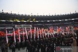 Penampil membawakan tarian kolosal saat upacara peringatan ke-77 Hari Bhayangkara di Stadion Utama Gelora Bung Karno, Jakarta, Sabtu (1/7/2023). HUT ke-77 Bhayangkara mengangkat tema Polri presisi untuk negeri, pemilu damai menuju Indonesia maju. ANTARA FOTO/Akbar Nugroho Gumay/wsj.