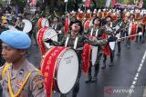 Sejumlah anggota marching band Prasetya Haprabu Polda Bali melakukan atraksi saat parade defile memperingati Hari Bhayangkara ke-77 di Denpasar, Bali, Sabtu (1/7/2023). Kegiatan yang diikuti ratusan peserta dari anggota polisi Polda Bali, prajurit TNI dan Pecalang atau satuan pengamanan desa adat Bali tersebut merupakan rangkaian dari Upacara Hari Bhayangkara ke-77 yang diperingati pada 1 Juli 2023. ANTARA FOTO/Nyoman Hendra Wibowo/wsj.