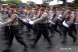 Sejumlah anggota Sabhara Polda Bali mengikuti parade defile saat memperingati Hari Bhayangkara ke-77 di Denpasar, Bali, Sabtu (1/7/2023). Kegiatan yang diikuti ratusan peserta dari anggota polisi Polda Bali, prajurit TNI dan Pecalang atau satuan pengamanan desa adat Bali tersebut merupakan rangkaian dari Upacara Hari Bhayangkara ke-77 yang diperingati pada 1 Juli 2023. ANTARA FOTO/Nyoman Hendra Wibowo/wsj.