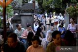 Pengunjung antre untuk membeli sajian kuliner ikan laut di Warung Mak Beng, Sanur, Denpasar, Bali, Kamis (29/6/2023). Warung yang telah berdiri sejak tahun 1941 dengan menjual ikan laut goreng, sup kepala ikan laut dan sup sayur tersebut masuk dalam daftar restoran paling legendaris nomor tiga di dunia versi TasteAtlas. ANTARA FOTO/Fikri Yusuf/wsj.
