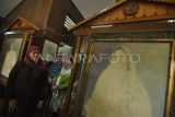 Gubernur Jawa Timur Khofifah Indar Parawansa (kiri) mengunjungi rumah Fatmawati Soekarno di Kota Bengkulu, Provinsi Bengkulu, Minggu (2/7/2023). Kunjungan tersebut untuk mengenang kembali sejarah pengasingan Presiden pertama Soekarno di Bengkulu. ANTARA FOTO/Muhammad Izfaldi/nym.