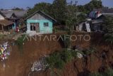 Foto udara warga melihat kondisi rumah yang terdampak longsor di Pasir Putih, Depok, Jawa Barat, Senin (3/7/2023). Longsor yang melanda satu rumah serta mengancam lima rumah lainnya di RT3 RW 2 Kelurahan Pasir Putih itu bermula dari sampah TPA Cipayung yang jatuh ke Kali Pesanggrahan menyumbat aliran air sehingga berbelok mendekati tanah area pemukiman yang berada di pinggir kali. ANTARA FOTO/Asprilla Dwi Adha/nz