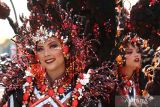 Peserta menggunakan kostum bertema situs parang Ireng pada penilaian Banyuwangi Ethno Carnival (BEC) 2023 di Gesibu Blambangan, Banyuwangi, Jawa Timur, Selasa (4/7/2023). Sebanyak 100 peserta akan menampilkan kostum bertema The Magic of Ijen Geopark pada puncak acara BEC 8 Juli mendatang. ANTARA Jatim/Budi Candra Setya/zk 